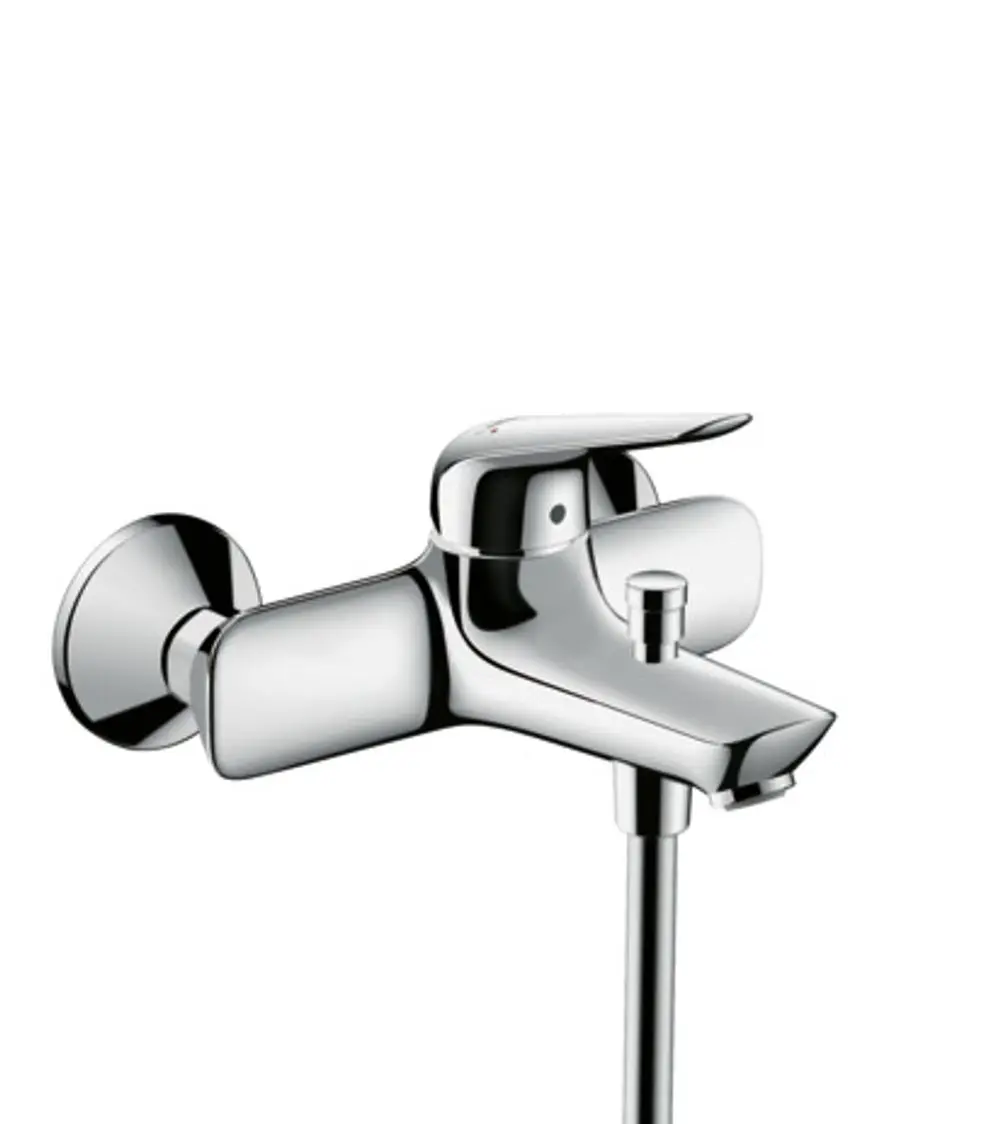 Chromfarbener Wannenmischer von Hansgrohe mit einer einzelnen Hebelsteuerung und einem Auslaufrohr, montiert auf einer Wand.